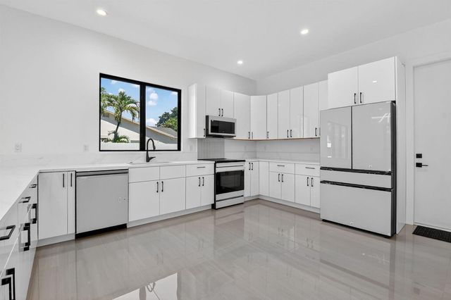 3920 Espan Court, Palm Springs, FL 33461