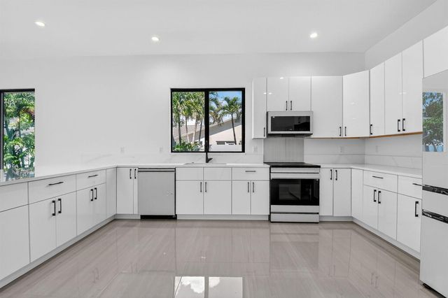 3920 Espan Court, Palm Springs, FL 33461