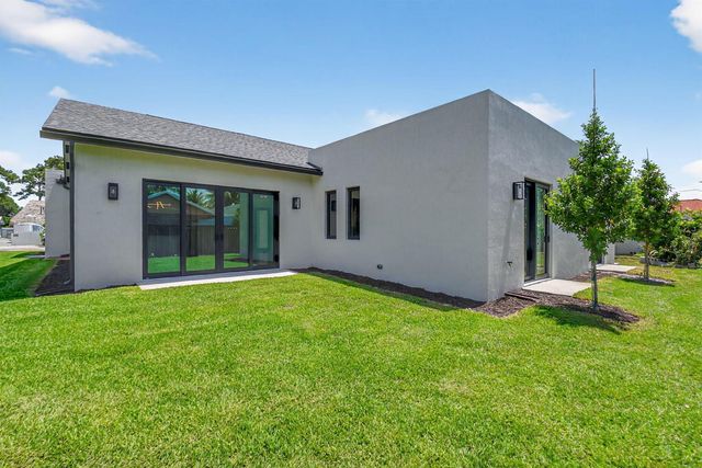 3920 Espan Court, Palm Springs, FL 33461