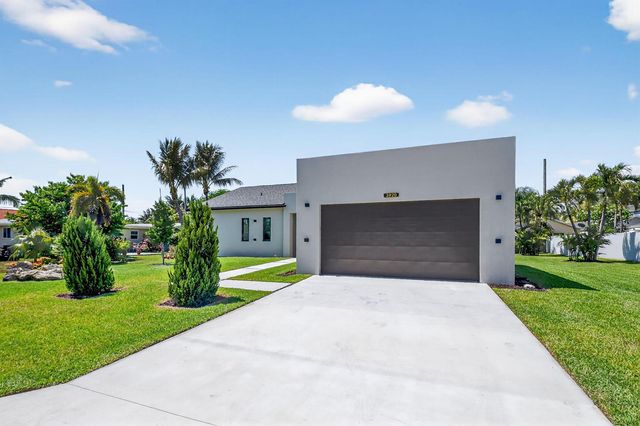 3920 Espan Court, Palm Springs, FL 33461