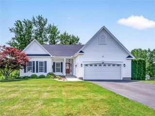29 Country Creek Lane, Hamlin, NY 14468