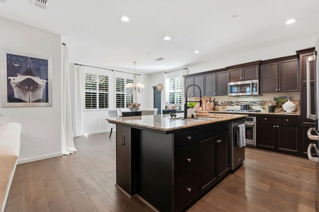 1521 N Encoure Way, Clovis, CA 93619