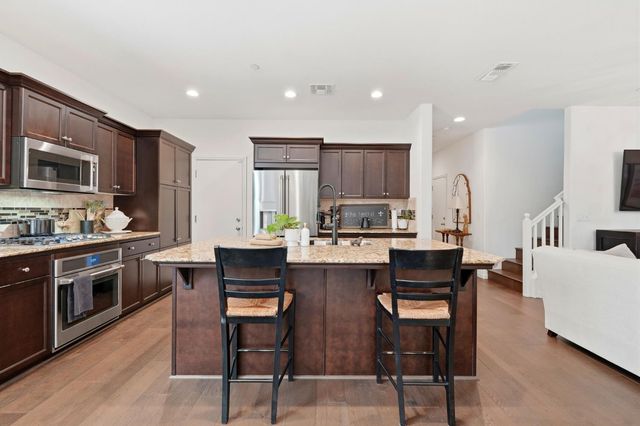 1521 N Encoure Way, Clovis, CA 93619