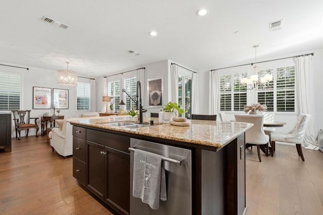 1521 N Encoure Way, Clovis, CA 93619