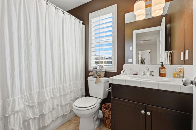 1521 N Encoure Way, Clovis, CA 93619