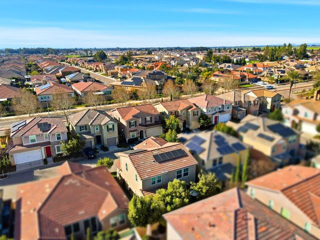 1521 N Encoure Way, Clovis, CA 93619