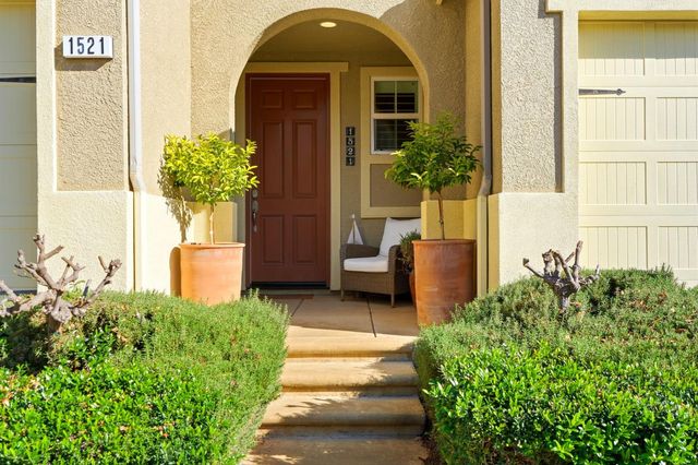 1521 N Encoure Way, Clovis, CA 93619