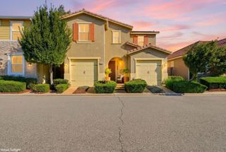 1521 N Encoure Way, Clovis, CA 93619