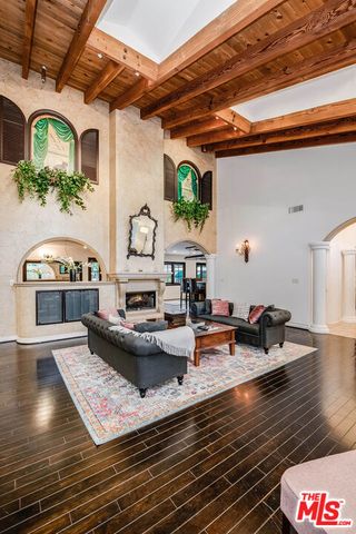 4063 Benedict Canyon Drive, Sherman Oaks, CA 91423