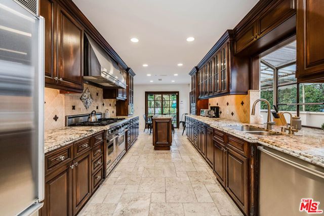 4063 Benedict Canyon Drive, Sherman Oaks, CA 91423