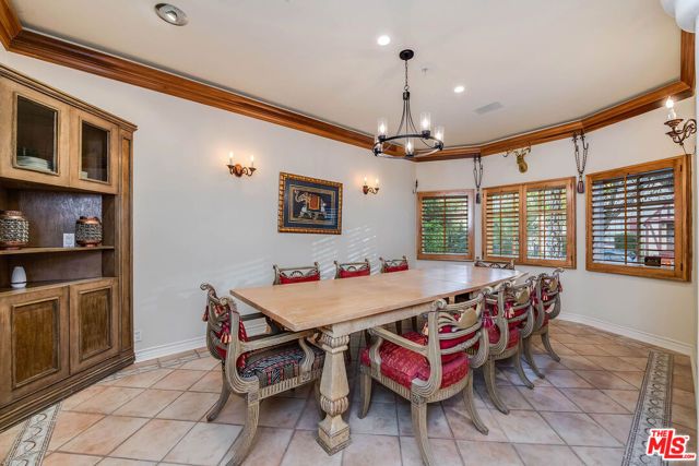 4063 Benedict Canyon Drive, Sherman Oaks, CA 91423