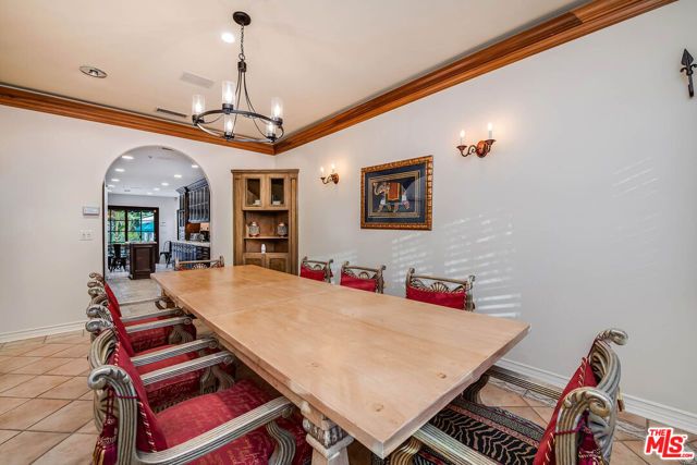 4063 Benedict Canyon Drive, Sherman Oaks, CA 91423