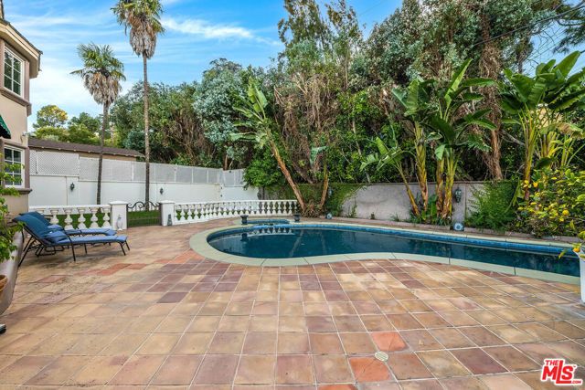 4063 Benedict Canyon Drive, Sherman Oaks, CA 91423