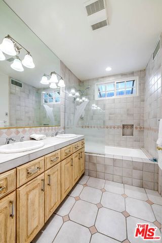 4063 Benedict Canyon Drive, Sherman Oaks, CA 91423