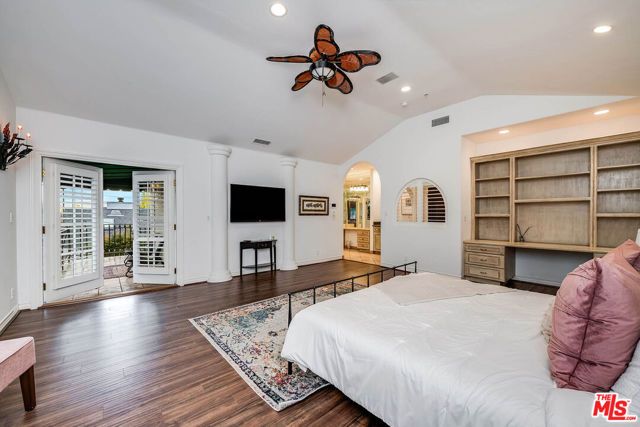 4063 Benedict Canyon Drive, Sherman Oaks, CA 91423