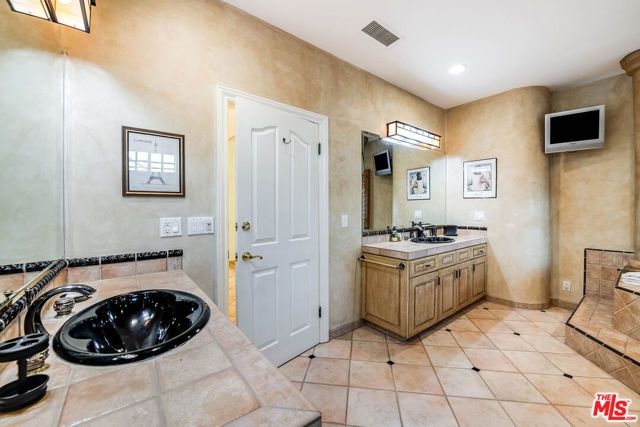 4063 Benedict Canyon Drive, Sherman Oaks, CA 91423