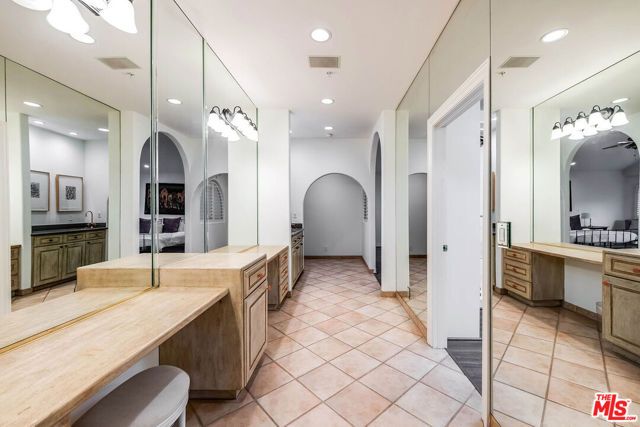 4063 Benedict Canyon Drive, Sherman Oaks, CA 91423