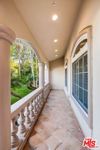 4063 Benedict Canyon Drive, Sherman Oaks, CA 91423