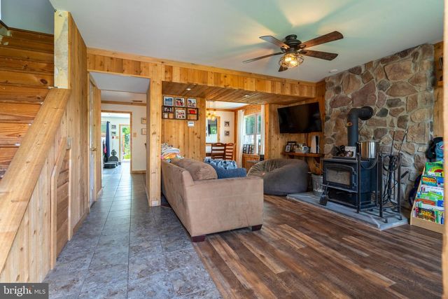 113 REDWOOD DR, Quakertown, PA 18951