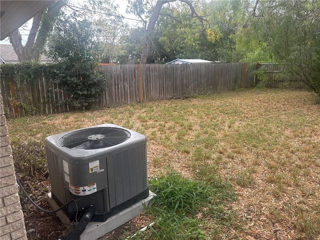 627 W Richard Ave, Kingsville, TX 78363