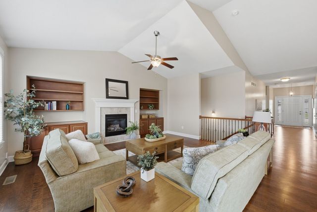 63 Cobblestone Lane, Leclaire, IA 52753