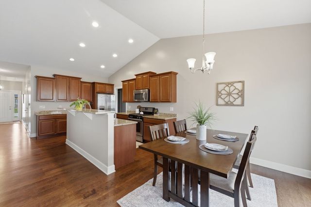 63 Cobblestone Lane, Leclaire, IA 52753