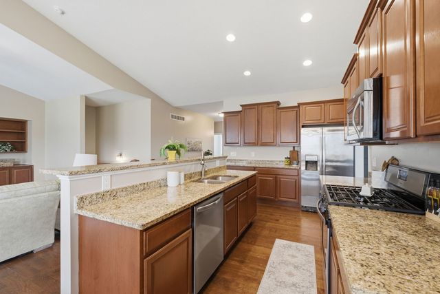 63 Cobblestone Lane, Leclaire, IA 52753