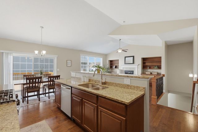 63 Cobblestone Lane, Leclaire, IA 52753