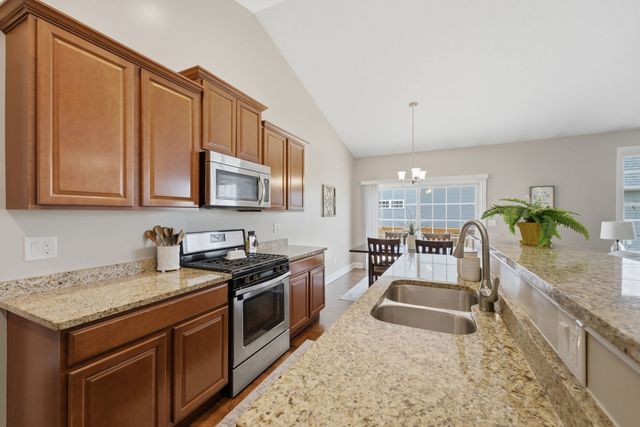 63 Cobblestone Lane, Leclaire, IA 52753