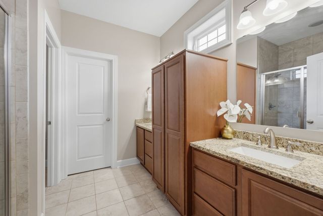 63 Cobblestone Lane, Leclaire, IA 52753