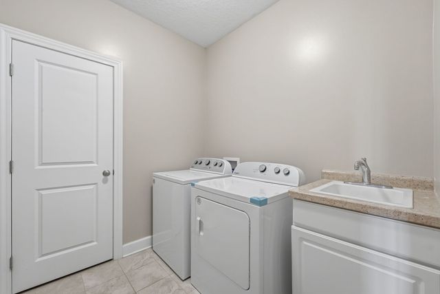 63 Cobblestone Lane, Leclaire, IA 52753