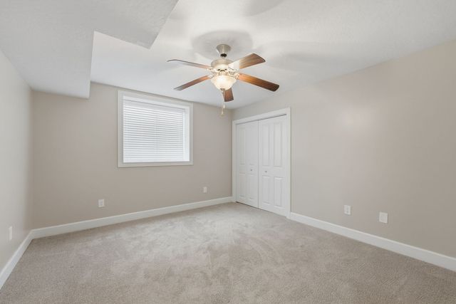 63 Cobblestone Lane, Leclaire, IA 52753