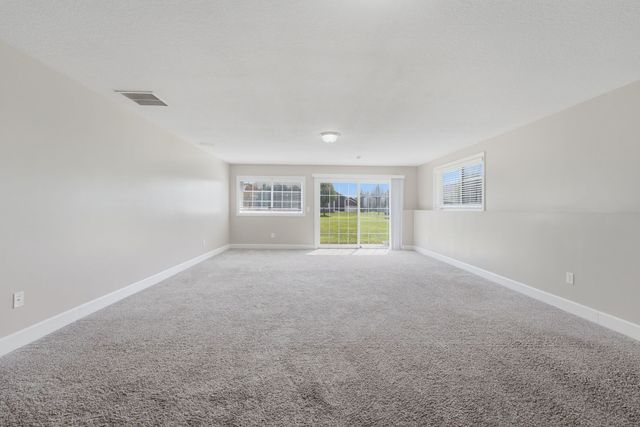 63 Cobblestone Lane, Leclaire, IA 52753