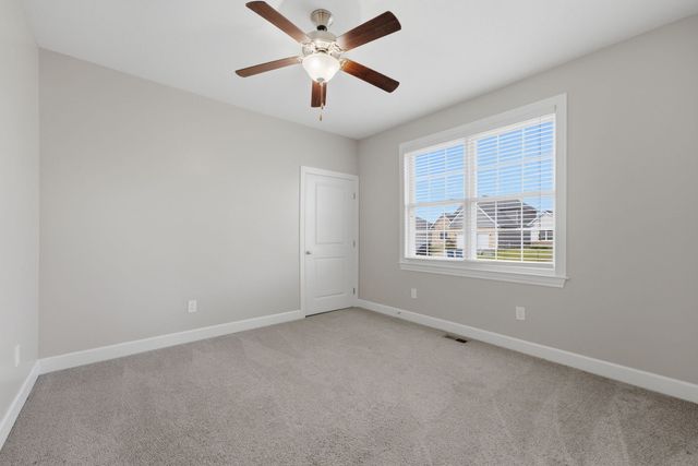 63 Cobblestone Lane, Leclaire, IA 52753