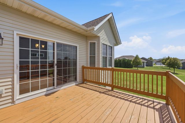 63 Cobblestone Lane, Leclaire, IA 52753