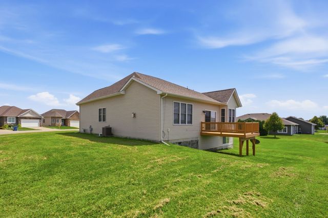 63 Cobblestone Lane, Leclaire, IA 52753