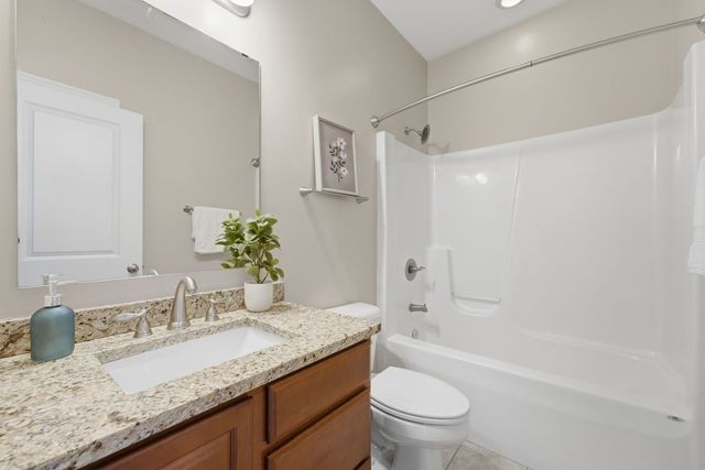 63 Cobblestone Lane, Leclaire, IA 52753