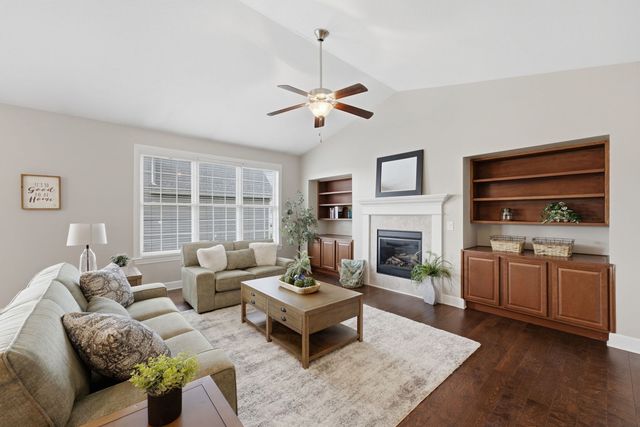 63 Cobblestone Lane, Leclaire, IA 52753