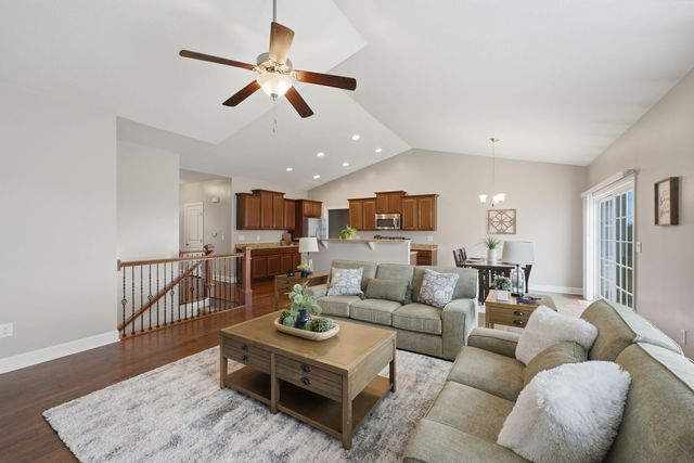 63 Cobblestone Lane, Leclaire, IA 52753