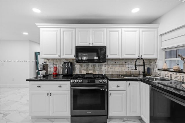 19931 NW 82nd Ct, Hialeah, FL 33015