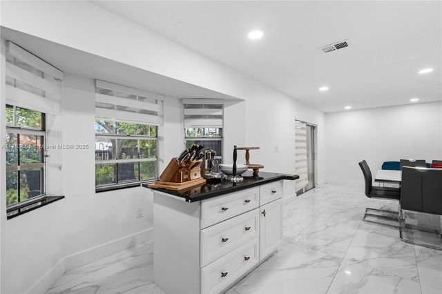 19931 NW 82nd Ct, Hialeah, FL 33015