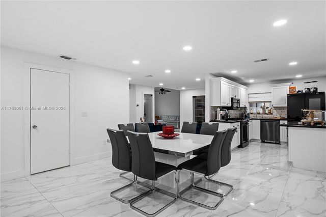 19931 NW 82nd Ct, Hialeah, FL 33015