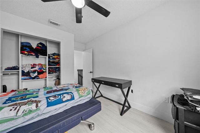 19931 NW 82nd Ct, Hialeah, FL 33015