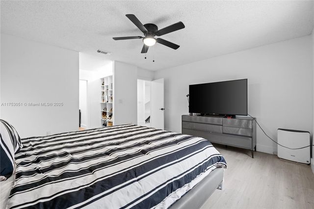 19931 NW 82nd Ct, Hialeah, FL 33015