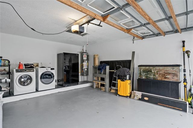 19931 NW 82nd Ct, Hialeah, FL 33015