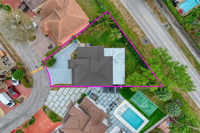 19931 NW 82nd Ct, Hialeah, FL 33015