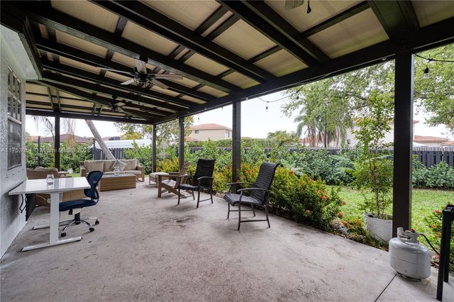 19931 NW 82nd Ct, Hialeah, FL 33015