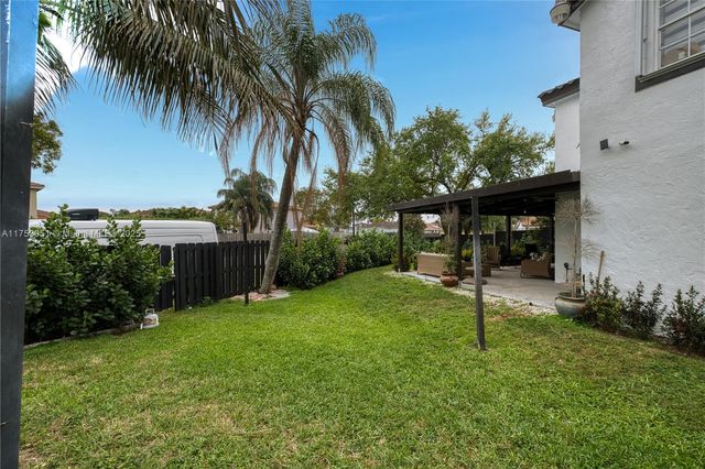 19931 NW 82nd Ct, Hialeah, FL 33015
