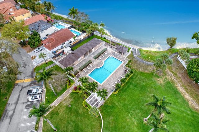 19931 NW 82nd Ct, Hialeah, FL 33015