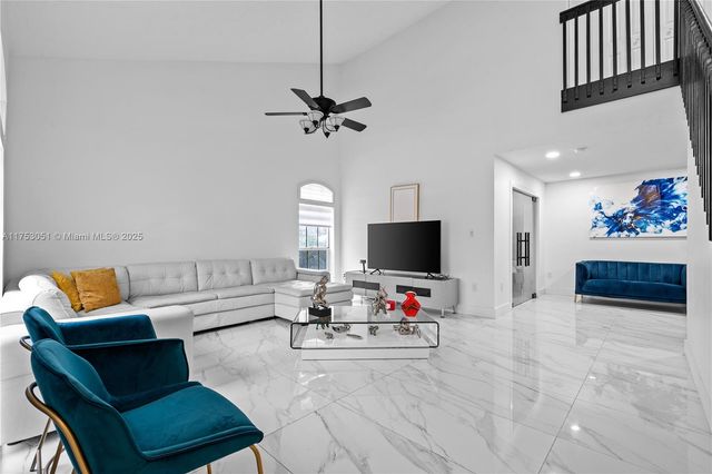 19931 NW 82nd Ct, Hialeah, FL 33015